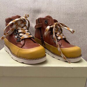 NIB Petit Nord Trek Boots - 28
